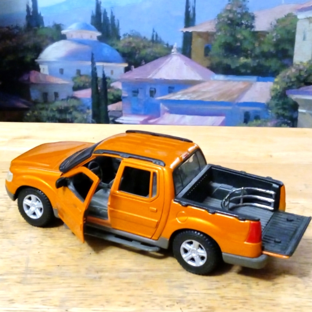 Vintage Maisto Ford Explorer 1/25 Scale Diecast Metal Orange & Black.🇺🇸